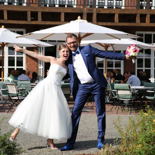 Brautpaar auf der Terrasse Gutshof Itterbach in Willingen